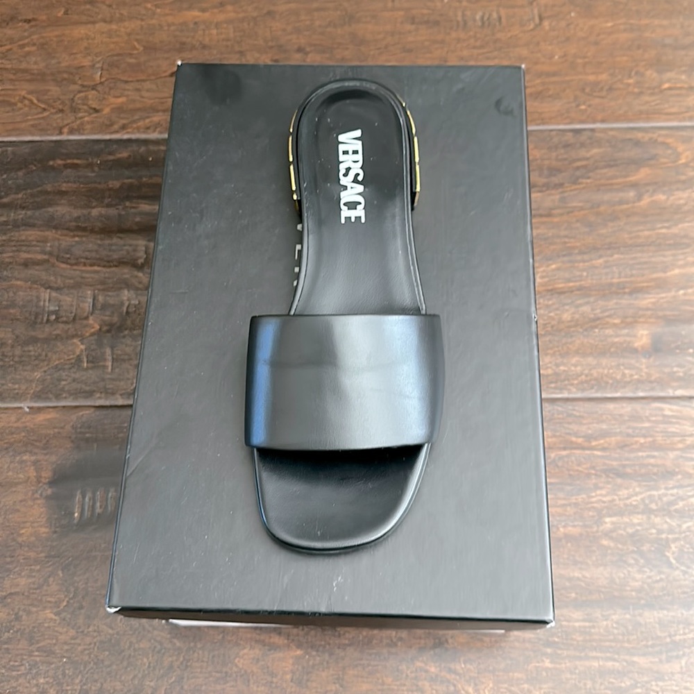 Black Versace flat shoes. Size 36. Brand new in the box